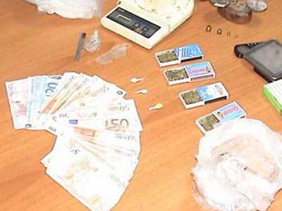 Σύλληψη νεαρού για κατοχή ναρκωτικών και οπλοκατοχή στην Καβάλα