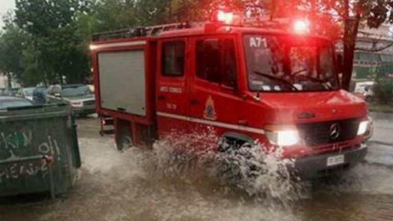 Στο έλεος της κακοκαιρίας τα Φάρσαλα – Χείμαρρος παρέσυρε αυτοκίνητο