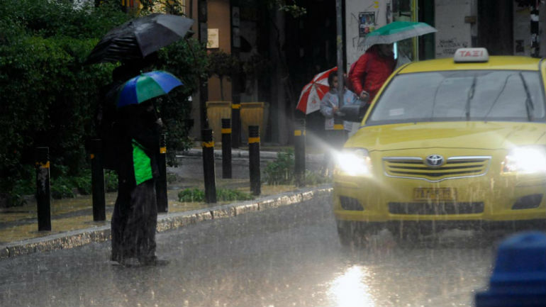 Πετρούπολη: Παρασύρθηκε από τα ορμητικά νερά και τραυματίστηκε θανάσιμα από αυτοκίνητο