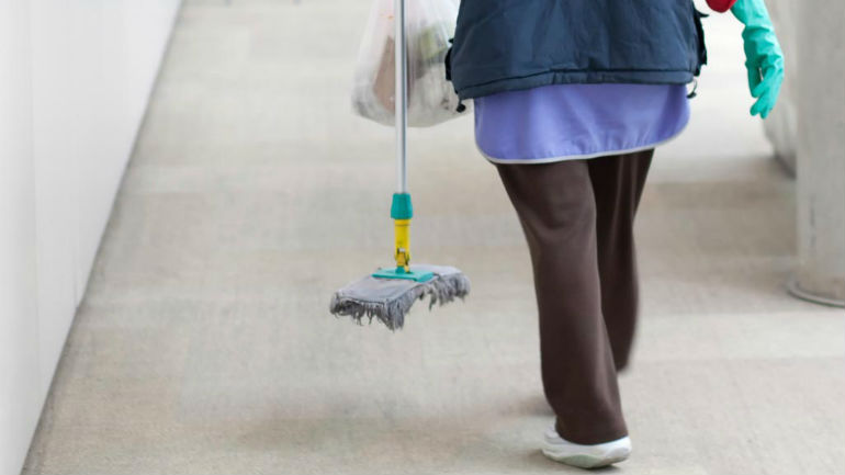 Βάζει τις καθαρίστριες να επιστρέφουν πίσω τον μισθό τους