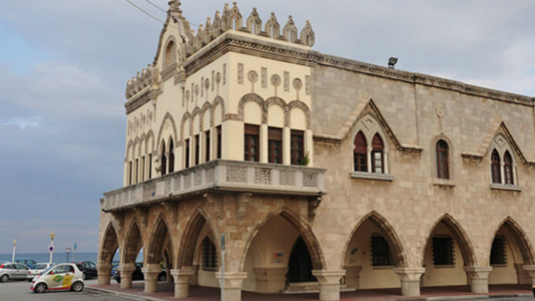 Ρόδος: Έσπασε με μπουνιές και κλωτσιές την πόρτα του Περιφερειάρχη