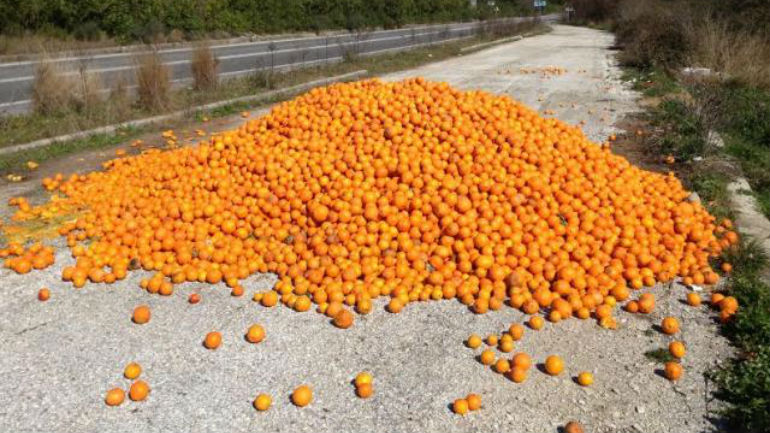 Μεσσηνία: Γέμισε πορτοκάλια η Εθνική Οδός