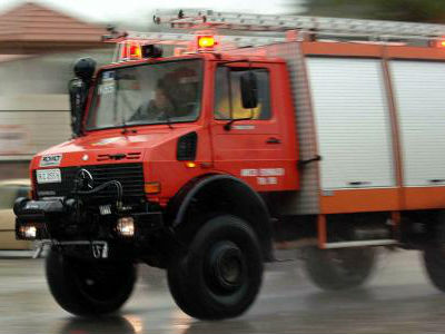 Πυροσβέστες απεγκλώβισαν ηλικιωμένες που είχαν αποκλειστεί από κατολισθήσεις