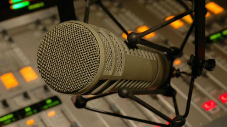 Πάτρα: Οπαδοί της Παναχαϊκής κατέλαβαν ραδιοφωνικό σταθμό – Φώναξαν συνθήματα κατά του Κούγια