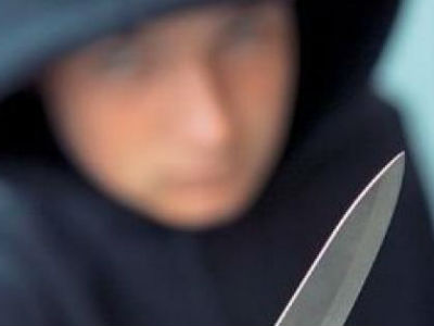 Ανήλικος ληστής «ξάφριζε» νεαρούς