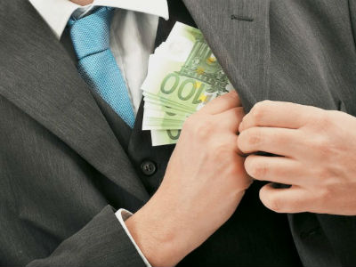 «Λογιστές» έκλεψαν 30.000 ευρώ από ηλικιωμένη