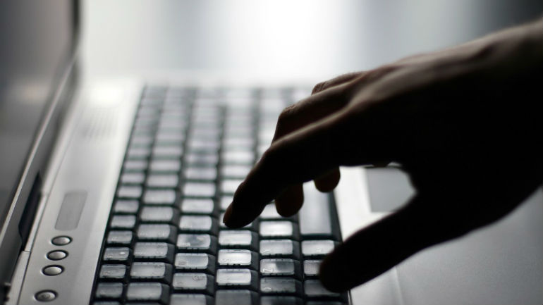 Πάτρα: Δημιούργησαν ψεύτικο προφίλ στο Facebook με ροζ φωτογραφίες 20χρονου