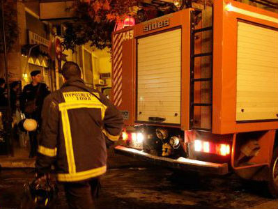 Τώρα: Πυρκαγιά σε αποθήκη στο Μοναστηράκι – Εκκενώθηκαν γραφεία