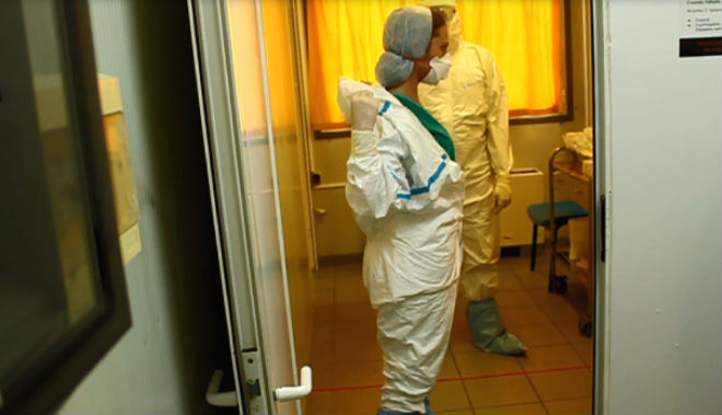 Αφαίρεση ατομικών μέτρων προστασίας από την νοσηλεύτρια νοσηλείας με παρακολούθηση από το ζευγάρι της με την διαδικασία της διπλής εντολής