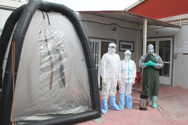 Oμάδα υποδοχής στον χώρο καραντίνας (ιατρός- νοσηλεύτρια- απολυμαντής)