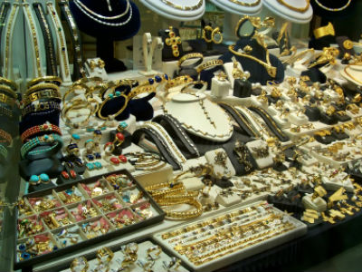 Θεσσαλονίκη: Έκανε την πελάτισσα και άρπαξε κοσμήματα αξίας