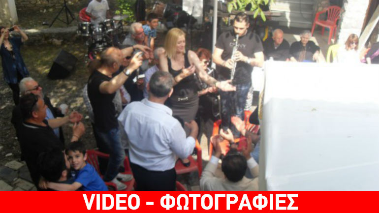 Η Ραχήλ λικνίζεται σε καρέκλα υπό τους ήχους του κλαρίνου