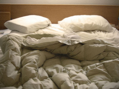 Περίμενε γυμνός μητέρα και κόρη στο κρεβάτι