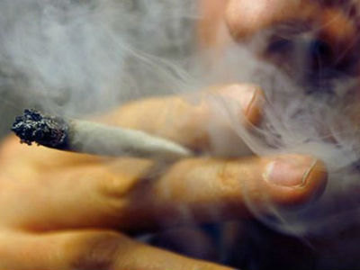 Πολωνία: Νεαρός ιερέας συνελήφθη να καπνίζει χασίς παρέα με αγόρια της χορωδίας