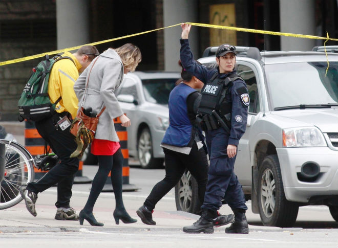 Οι διερχόμενοι απομακρύνονται από το σημείο των επιθέσεων