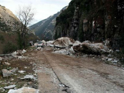 Κατολίσθηση στην Κορίνθου – Πατρών: Κλειστά και τα δύο ρεύματα