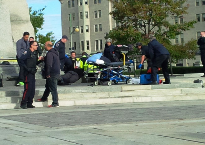 Η μεταφορά του σοβαρά τραυματισμένου φρουρού