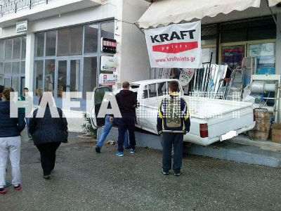 Ηλεία: Αγροτικό «καρφώθηκε» σε κατάστημα