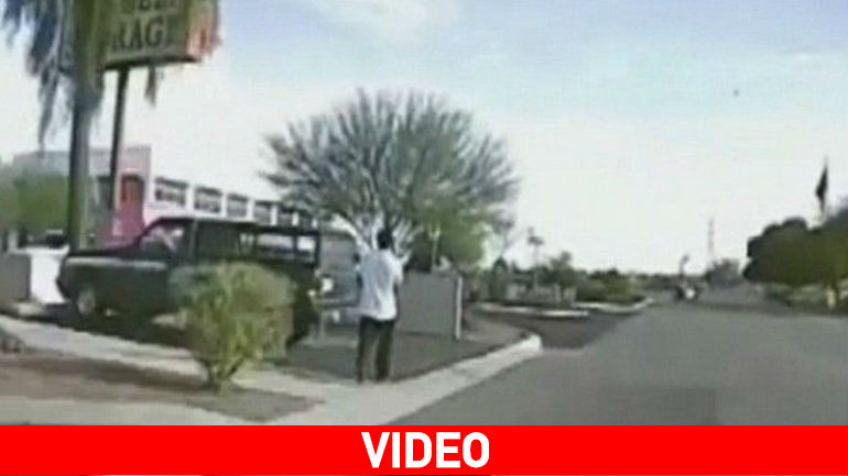 ΗΠΑ: Καρέ-καρέ η στιγμή που περιπολικό παρασύρει ένοπλο