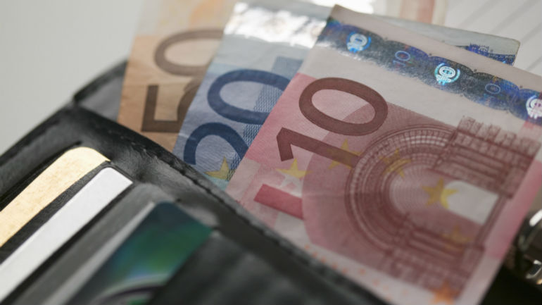 Ηράκλειο: Ηλικιωμένος λαχειοπώλης βρήκε και παρέδωσε 1.200 ευρώ