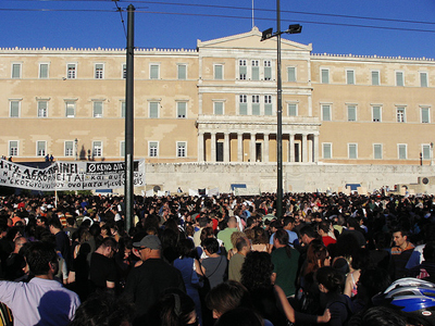 “Στόλισαν” με καμένα δέντρα τη Βουλή