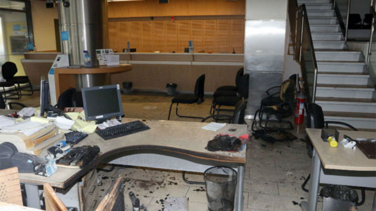 Ανάληψη ευθύνης για εμπρησμό με απειλές κατά Πανούση