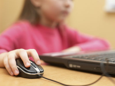 O 12χρονος έστελνε «ροζ» μηνύματα σε 9χρονη μέσω chat