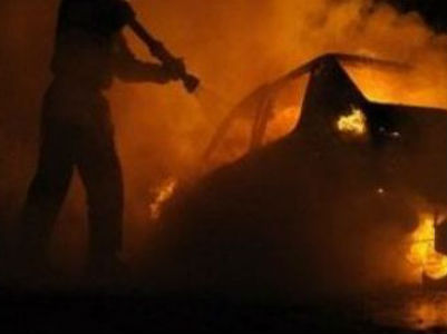 Ηράκλειο: Στις φλόγες αυτοκίνητο κοντά σε βενζινάδικο