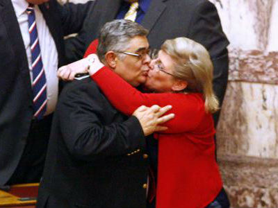 Τα παθιασμένα φιλιά του ζεύγους Μιχαλολιάκου μέσα στη Βουλή