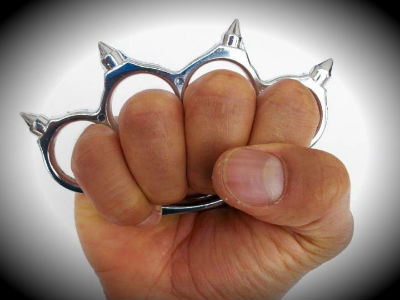 Σε σοβαρή κατάσταση νεαρός που χτυπήθηκε με σιδερογροθιά