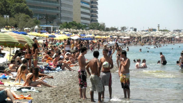 Ρόδος: Άγριος καβγάς μεταξύ μικροπωλητών σε κεντρική παραλία