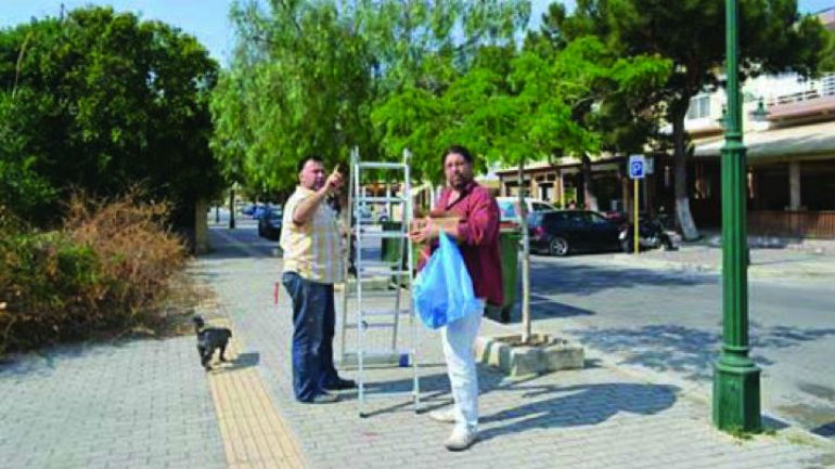 Ρόδος: Αλλάζει λάμπες με δικά του έξοδα, γιατί… ο δήμος δεν έχει χρήματα