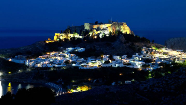 Ρόδος: Τα βεγγαλικά προκάλεσαν πυρκαγιά