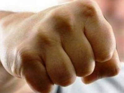 Μετάνιωσε για το συμβόλαιο που υπέγραψε και επιτέθηκε στη συμβολαιογράφο