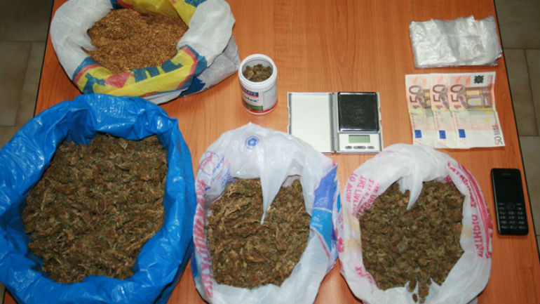 Ιεράπετρα: Χειροπέδες για μισό κιλό κάνναβη