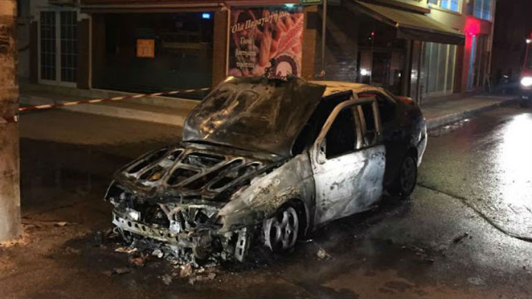 Εύβοια: Αυτοκίνητο τυλίχθηκε στις φλόγες εν κινήσει