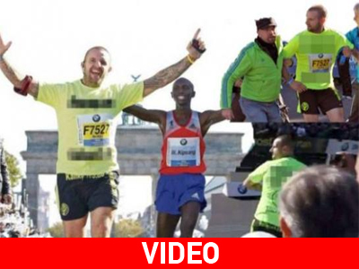 Πρόλαβε τον μαραθωνοδρόμο…  ο διαφημιστής πορνό!