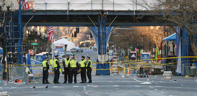 Αποκλεισμένοι παραμένουν οι δρόμοι γύρω από το σημείο των εκρήξεων