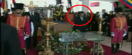 Οι ηγέτες του Ιράν (δεξιά) και της Λευκορωσίας αποτίουν φόρο τιμής στον εκλιπόντα Ούγκο Τσάβες