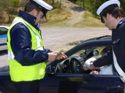 Πορεύθηκε με το αδιάβροχο του αστυνομικού!