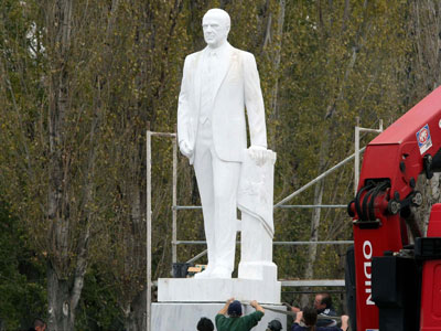 Τοποθετήθηκε ο ανδριάντας του Κ. Καραμανλή