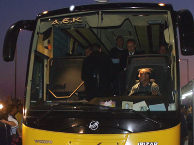 Στα χέρια παίχτες της ΑΕΚ και οπαδοί του Πανιωνίου