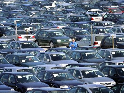 Συνεχίζεται ο κατήφορος για την αγορά αυτοκινήτου