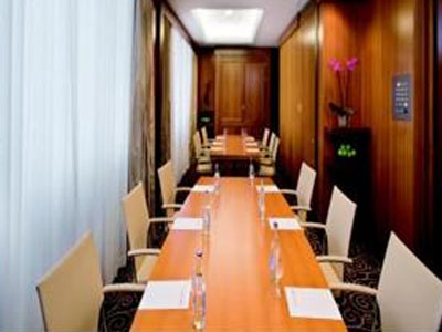 Η συνεδρίαση ολοκληρώθηκε με ένα… χαστούκι!