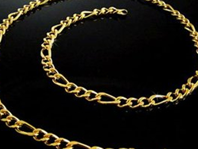 Τη χτύπησε για μια αλυσίδα και ένα ζευγάρι σκουλαρίκια