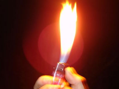 Έβαλε φωτιά στη γυναίκα του και τον εαυτό του