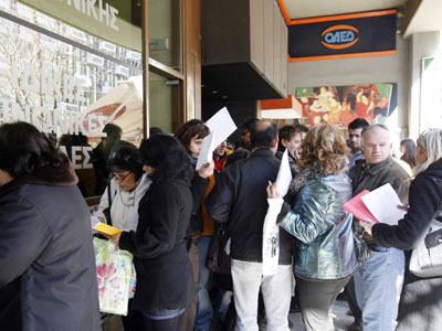 H ανεργία τραβά την ανηφόρα