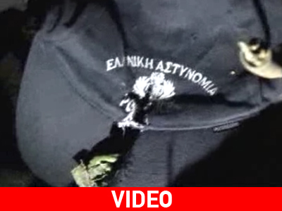 Άρπαξαν το καπέλο από αστυνομικό