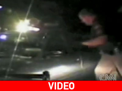 Αστυνομικός γρονθοκοπεί γυναίκα