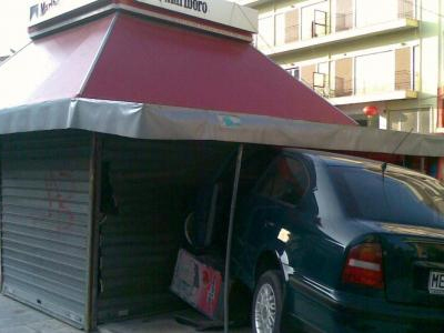 Το αυτοκίνητο «πάρκαρε» στο περίπτερο